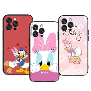 Peut inclure: Trois coques de téléphone avec des personnages Disney. L'une est rouge avec Daisy et Donald Duck, une autre blanche avec le visage de Daisy Duck et un nœud rose, et la troisième est rose avec Daisy Duck et le mot "Daisy".