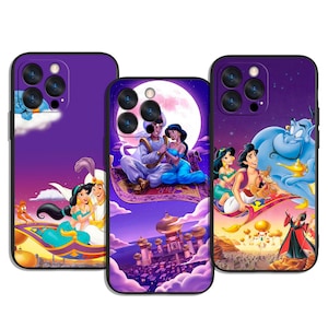 Könnte beinhalten: Drei lila Handyhüllen mit Szenen aus dem Zeichentrickfilm Aladdin. Die Hüllen zeigen Aladdin und Jasmin auf einem fliegenden Teppich, den Dschinni und die Stadt Agrabah unter Vollmond. Die Hüllen haben eine glänzende Oberfläche.