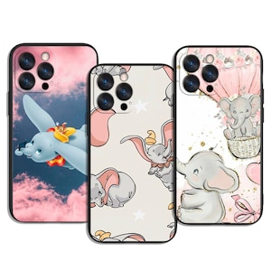 Puede incluir: Tres fundas para teléfono con diseños del elefante Dumbo. Una muestra a Dumbo volando en un cielo rosa con un sombrero amarillo. Otra tiene un patrón de Dumbo y estrellas. La tercera funda presenta a Dumbo en una cesta.