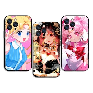 Op de afbeelding: Drie telefoonhoesjes met illustraties in anime-stijl. De hoesjes hebben kleurrijke ontwerpen van vrouwelijke personages met grote ogen en levendig haar. Eén hoesje heeft een blond personage in een blauwe jurk, een ander heeft een personage in een zwarte outfit en de derde heeft een rozeharig personage.