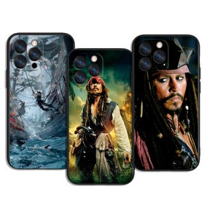 Può includere: Tre custodie per telefono con immagini di Capitan Jack Sparrow della serie di film Pirati dei Caraibi. Le custodie mostrano diverse scene, tra cui una nave in mare e primi piani del personaggio.