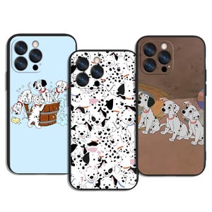 Könnte beinhalten: Drei Handyhüllen mit Dalmatiner-Hundedesigns. Eine Hülle ist hellblau mit einer Cartoon-Szene von Welpen in einer Holzzuber. Eine andere hat ein Muster aus schwarz-weiß gefleckten Welpen. Die dritte Hülle ist braun.