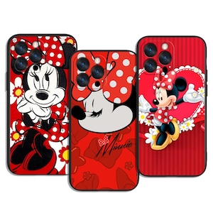 Op de afbeelding: Drie rode telefoonhoesjes met Minnie Mouse-ontwerpen. Eén hoesje heeft een volledig Minnie Mouse-beeld, een ander een close-up van haar gezicht en de derde toont Minnie met een hart. Alle hoesjes hebben een zwarte rand.