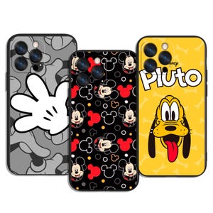 Puede incluir: Tres fundas para teléfono con diseños de Disney. Una funda tiene un fondo gris con una mano blanca de Mickey Mouse. Otra tiene un fondo negro con caras de Mickey Mouse y círculos rojos. La tercera es amarilla con Pluto y la palabra "Pluto".