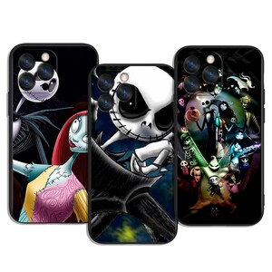 Puede incluir: Tres fundas negras para teléfono con personajes de "Pesadilla antes de Navidad". Las fundas muestran a Jack Skellington, Sally y otros personajes sobre fondos oscuros. Las fundas tienen un acabado brillante y están diseñadas para un smartphone.