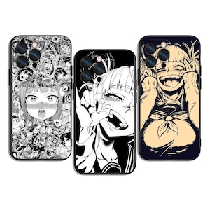 Puede incluir: Tres fundas para teléfonos con ilustraciones de estilo anime. Las fundas presentan ilustraciones de estilo manga en blanco y negro de personajes femeninos. Una funda tiene un collage de caras, otra tiene un personaje mordiéndose el dedo y la tercera tiene un personaje con una amplia sonrisa.