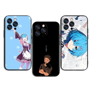 Könnte beinhalten: Drei Handyhüllen mit Anime-Illustrationen. Eine Hülle ist hellblau mit einer Figur in einem Maid-Outfit. Die zweite ist schwarz mit einer Figur und japanischem Text. Die dritte Hülle zeigt eine blauhaarige Figur.