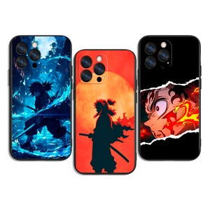 Op de afbeelding: Drie telefoonhoesjes met anime-stijl graphics. Eén hoesje toont een blauw-zwarte scène met een figuur die een zwaard vasthoudt. Een andere heeft een silhouet tegen een oranje achtergrond. Het derde hoesje heeft een personage met rode en oranje accenten.