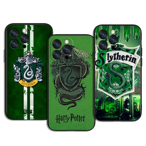 Puede incluir: Tres fundas para teléfono con diseños de Slytherin de la serie Harry Potter. Las fundas son verdes y negras, mostrando el emblema de la serpiente de Slytherin y la palabra "Slytherin". Una funda tiene las palabras "Harry Potter".