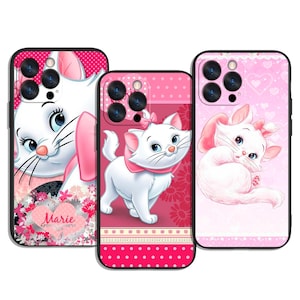 Op de afbeelding: Drie roze telefoonhoesjes met de cartoonkat Marie. Elke hoes heeft een ander ontwerp, waaronder Marie's gezicht, een volledige lichaamshouding en een opgerolde houding. De hoesjes hebben een zwarte rand en zijn versierd met roze stippen, bloemen en harten.
