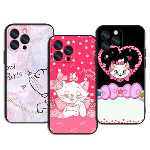 Op de afbeelding: Drie telefoonhoesjes met het personage Marie uit Disney's Aristokatten. Eén hoesje is roze met een Parijs-thema, een ander is rood met stippen en de derde is zwart met een hartontwerp. Elk hoesje heeft een andere Marie-illustratie.