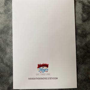 K&ouml;nnte beinhalten: Eine wei&szlig;e rechteckige Karte mit dem Text "NAUGHTY OR NOYCE" in einem stilisierten Logo, zusammen mit "CARDS, STICKERS & MORE" und der Etsy-Shop-URL. Die Karte liegt auf einer grau strukturierten Oberfl&auml;che.