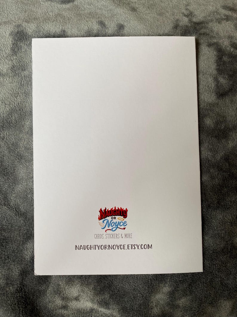 K&ouml;nnte beinhalten: Eine wei&szlig;e rechteckige Karte mit dem Text "NAUGHTY OR NOYCE" in einem stilisierten Logo, zusammen mit "CARDS, STICKERS & MORE" und der Etsy-Shop-URL. Die Karte liegt auf einer grau strukturierten Oberfl&auml;che.