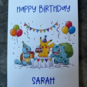 K&ouml;nnte beinhalten: Geburtstagskarte mit dem blauen Schriftzug "Happy Birthday Sarah". Die Karte zeigt Zeichentrickfiguren, Luftballons, einen Kuchen und Konfetti. Die Figuren versammeln sich um einen Tisch mit einem Kuchen.