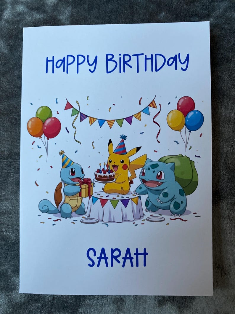 K&ouml;nnte beinhalten: Geburtstagskarte mit dem blauen Schriftzug "Happy Birthday Sarah". Die Karte zeigt Zeichentrickfiguren, Luftballons, einen Kuchen und Konfetti. Die Figuren versammeln sich um einen Tisch mit einem Kuchen.