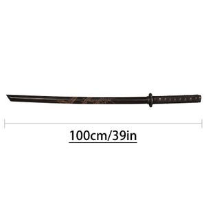 Pu&ograve; includere: Una spada katana nera con un design decorativo sulla lama. La spada &egrave; lunga 100 cm. L'impugnatura &egrave; avvolta con un'impugnatura strutturata. L'immagine include il testo "100cm/39in".