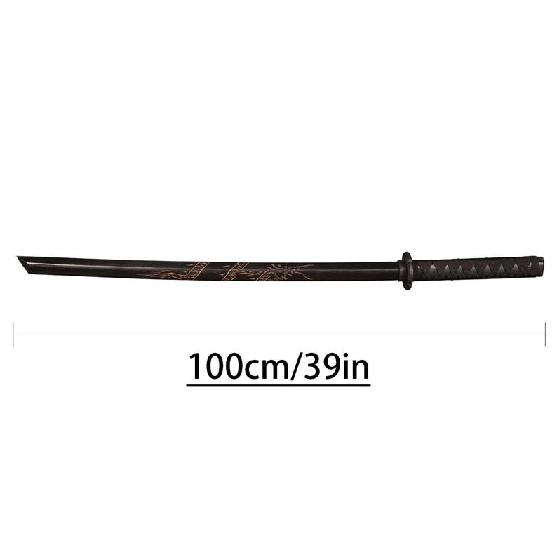 Pu&ograve; includere: Una spada katana nera con un design decorativo sulla lama. La spada &egrave; lunga 100 cm. L'impugnatura &egrave; avvolta con un'impugnatura strutturata. L'immagine include il testo "100cm/39in".