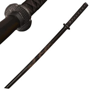 Pu&ograve; includere: Una spada katana nera con un'impugnatura decorativa e una lama con un disegno inciso. L'impugnatura della spada &egrave; avvolta in tessuto nero e la guardia presenta un motivo circolare dettagliato.