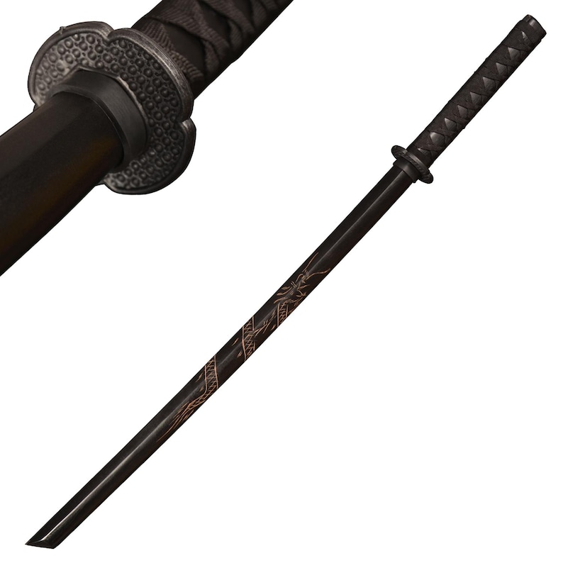 Pu&ograve; includere: Una spada katana nera con un'impugnatura decorativa e una lama con un disegno inciso. L'impugnatura della spada &egrave; avvolta in tessuto nero e la guardia presenta un motivo circolare dettagliato.