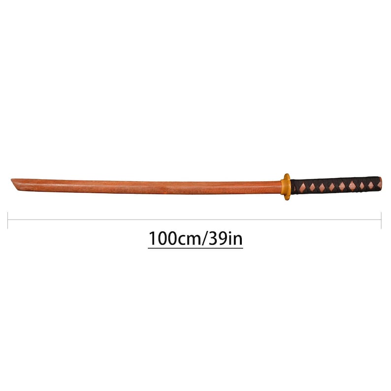 Pu&ograve; includere: Una katana di legno, lunga 100 cm, con una lama marrone e un'impugnatura nera e marrone. La katana presenta una guardia dorata.