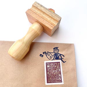 Mr Zip zittend op een postzegel combineer hem met een postzegel of teken krabbels om hem heen plakboek bullet journaling penvriend snailmail leuk porto cadeau