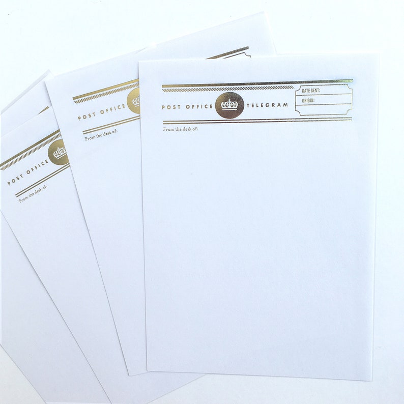 Może przedstawiać: Biały papier listowy ze złotymi akcentami. Projekt zawiera słowa "POST OFFICE" i "TELEGRAM" z emblematem korony. Tekst "From the desk of" jest r&oacute;wnież obecny. Papier jest pusty, gotowy do pisania.