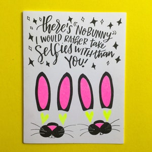 Valentine Galentine Filtre Instagram bff selfie carte de vœux néon chaud Riso A2 taille il n’y a pas de lapin avec qui je préfère prendre des photos que vous