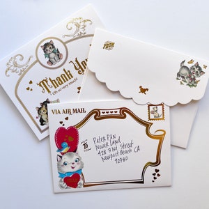 Puede incluir: Un conjunto de papeler&iacute;a de estilo vintage con adorables ilustraciones de gatitos. Incluye una tarjeta de agradecimiento, un sobre con borde festoneado y un sobre de correo a&eacute;reo con dise&ntilde;o de coraz&oacute;n. Los detalles en dorado realzan el dise&ntilde;o.