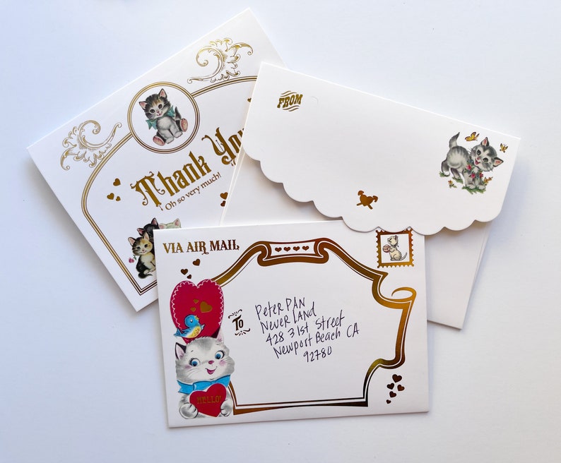 Puede incluir: Un conjunto de papeler&iacute;a de estilo vintage con adorables ilustraciones de gatitos. Incluye una tarjeta de agradecimiento, un sobre con borde festoneado y un sobre de correo a&eacute;reo con dise&ntilde;o de coraz&oacute;n. Los detalles en dorado realzan el dise&ntilde;o.