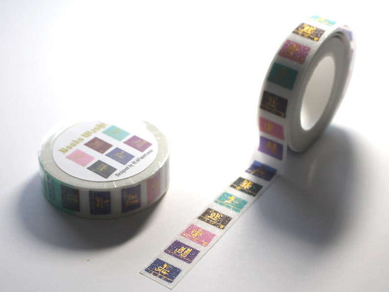 K&ouml;nnte beinhalten: Eine Rolle Washi-Tape mit wei&szlig;em Hintergrund und bunten Buchumschl&auml;gen mit goldenen Schriftz&uuml;gen. Das Band tr&auml;gt die Aufschrift "Books to Wrap" und "Designed by Paper Love".