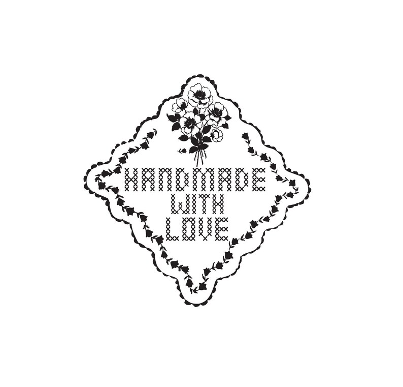 Puede incluir: Una etiqueta en forma de diamante en blanco y negro con el texto "HANDMADE WITH LOVE" en un estilo de punto de cruz. La etiqueta est&aacute; enmarcada con un borde floral y un ramo de flores en la parte superior.
