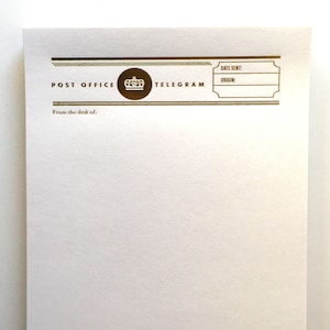 Może przedstawiać: Biały papier ze złotym tekstem i elementami graficznymi. Na g&oacute;rze papieru widnieje napis "POST OFFICE TELEGRAM" z emblematem korony. Tekst "From the desk of:" jest wydrukowany na dole. Zawiera pola dla "DATE SENT" i "ORIGIN".