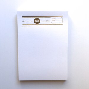 Może przedstawiać: Biały notatnik ze złotym tekstem &bdquo;POST OFFICE TELEGRAM&rdquo; i &bdquo;From the desk of:&rdquo;. Notatnik ma stylizowany design z miejscem na datę i pochodzenie.