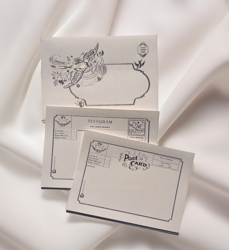 Puede incluir: Un conjunto de tres tarjetas de papeler&iacute;a en blanco de estilo vintage con bordes decorativos y un dise&ntilde;o de p&aacute;jaro. Las tarjetas est&aacute;n etiquetadas como "Telegrama", "Tarjeta postal" y "Ponga un sello aqu&iacute;".