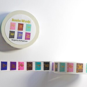 K&ouml;nnte beinhalten: Eine Rolle Washi-Tape mit goldenem Glitzer-Hintergrund und einem sich wiederholenden Muster aus goldenen Buchumschl&auml;gen mit Titeln wie "The Crime" und "Sea of Fi". Das Band ist mit "Booko Washi" und "Designed by @LAPaperLover" beschriftet.