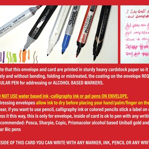 Puede incluir: Imagen de varios marcadores de colores, incluyendo Copic, Sharpie y Prismacolor, sobre una superficie blanca. Se ve texto manuscrito, junto con instrucciones sobre los tipos de bol&iacute;grafos para sobres y tarjetas. El texto desaconseja el uso de tinta a base de agua.
