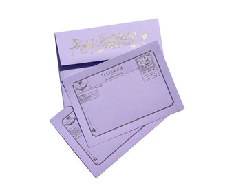 Puede incluir: Un juego de tres tarjetas de telegrama de color lavanda con detalles en pan de oro. Las tarjetas presentan un borde decorativo y un sello con un diseño de pájaro. El texto "TELEGRAM FOR IMMEDIATE DELIVERY" está impreso en la parte superior de la tarjeta.