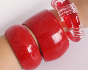 Brazalete grueso de resina roja: brazalete con un toque escultural