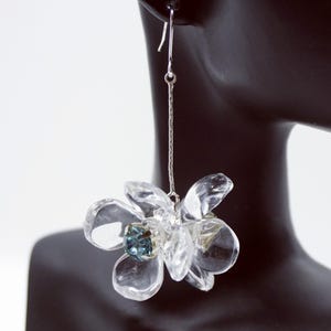 Pendientes colgantes de pétalos de resina transparente: pendientes Crystal Bloom, un par