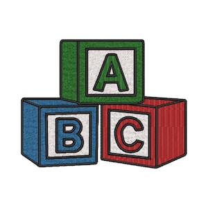 Pode incluir: Três blocos de alfabeto bordados empilhados. O bloco superior é verde com a letra "A". O bloco do meio é azul com a letra "B". O bloco inferior é vermelho com a letra "C". Cada bloco tem um quadrado branco e uma borda preta.