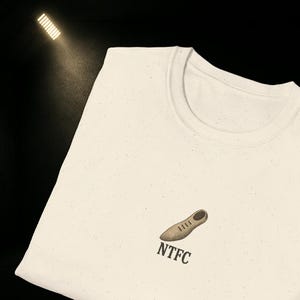 Chemise rétro de Northampton Town inspirée de fans non officiels - Logo de chaussure NTFC dessiné à la main - t-shirt de football vintage - cadeau pour les fans de cordonniers - unisexe