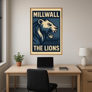 Peut inclure: Affiche encadrée avec le texte "MILLWALL" et "THE LIONS" encadrant un graphisme de lion. Le lion est crème et bleu marine, sur fond bleu foncé. L'affiche est affichée sur un mur blanc au-dessus d'un bureau.