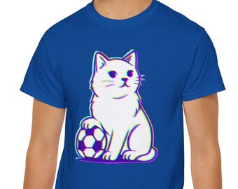 Op de afbeelding: Koningsblauw T-shirt met een witte kattenillustratie die een voetbal vasthoudt. De kat heeft een paarse en blauwe omtrek, en de voetbal is zwart en wit. Het T-shirt is gemaakt van zacht materiaal.