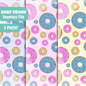 Op de afbeelding: Drie naadloze digitale bestanden met donutpatronen. Elke donut heeft een roze of blauwe glazuurlaag met hagelslag, een blauw of geel midden en een bruine geglazuurde donut. De tekst "HAND DRAWN Seamless File" en "3 PACK!" is zichtbaar.