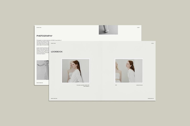 K&ouml;nnte beinhalten: Minimalistisches Layout mit den W&ouml;rtern &bdquo;FOTOGRAFIE&ldquo; und &bdquo;LOOKBOOK&ldquo; in einer serifenlosen Schriftart. Die Seiten zeigen Fotografien von Models in wei&szlig;er Kleidung. Der Hintergrund ist hell und neutral.