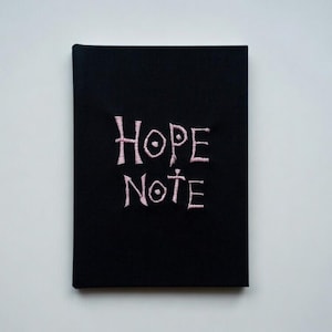 Cahier brodé inspiré des dessins animés personnalisés, journal brodé à la main en cottagecore anime, cadeau anime esthétique nom personnalisé pour elle