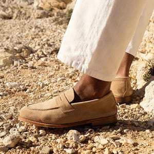 Mocassins de couro camurça bege feitos à mão: sapatos sociais casuais masculinos