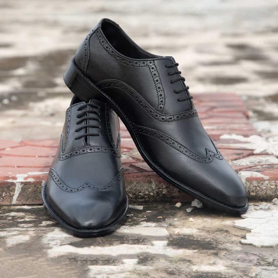 Handmade Black Leather Wingtip Oxford Shoes: Men display picture 1