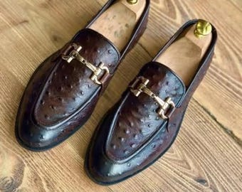 Handgefertigte Zipper aus Straußenleder: Exklusive Herren-Slip-Ons
