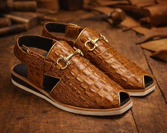 Handgemaakte bruine leren alligator-reliëf Peshawari Chappal: authentieke herensandalen